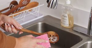 How to Wash a Spoon Without Splashing?: A Quick Guide